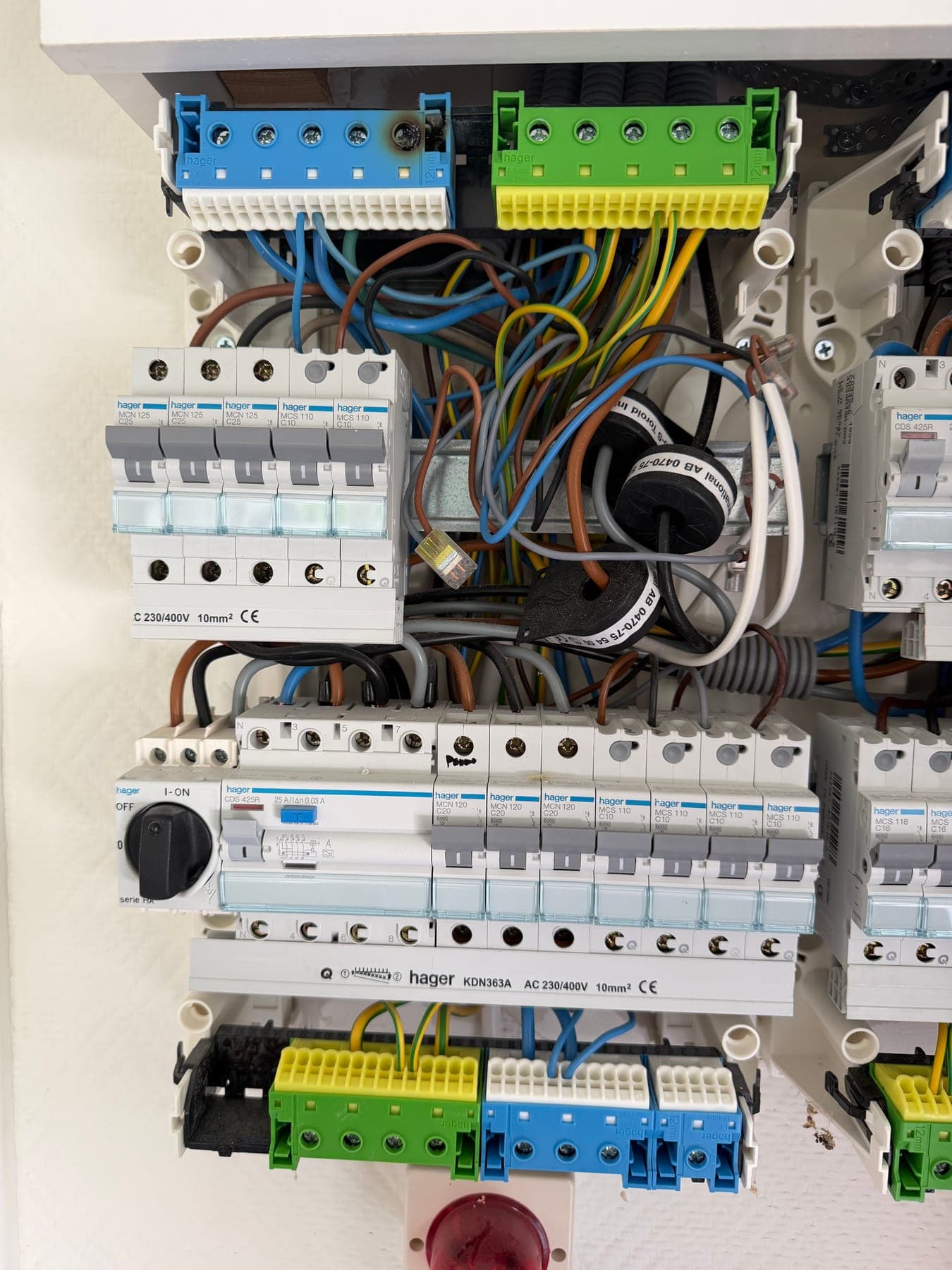 Öppen elcentral med automatsäkringar och jordfelsbrytare installerade av Grand Electric Solutions